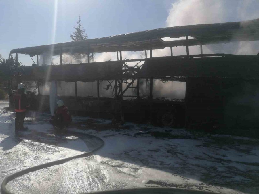 Otoyolda Park Halindeki Yolcu Otobüsü Yandı
