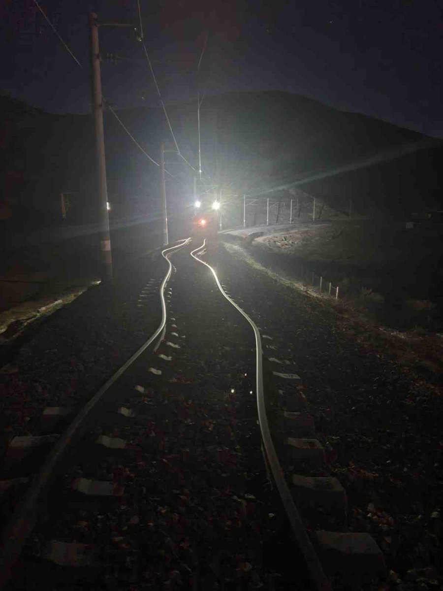 Tcdd Deprem Bölgesinde Hasar Gören Tren Raylarını Onarım Çalışmalarını Tamamlıyor