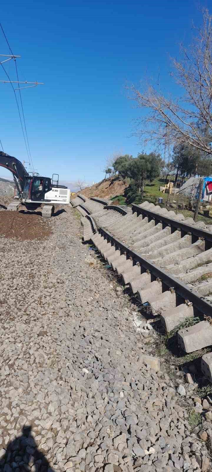 Tcdd Deprem Bölgesinde Hasar Gören Tren Raylarını Onarım Çalışmalarını Tamamlıyor