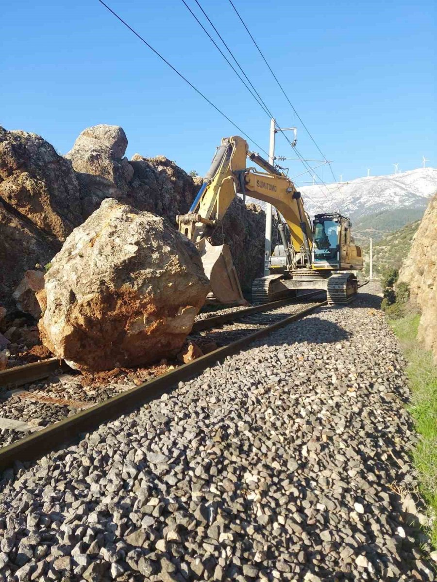 Tcdd Deprem Bölgesinde Hasar Gören Tren Raylarını Onarım Çalışmalarını Tamamlıyor