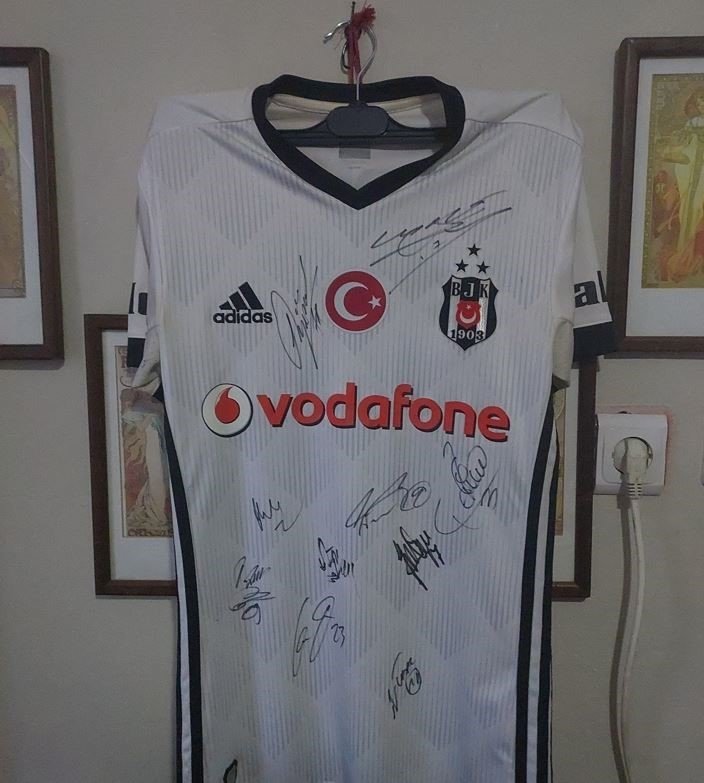 Taraftarlar Depremzedeler İçin Futbolcu İmzalı Formalarını Satışa Çıkardı