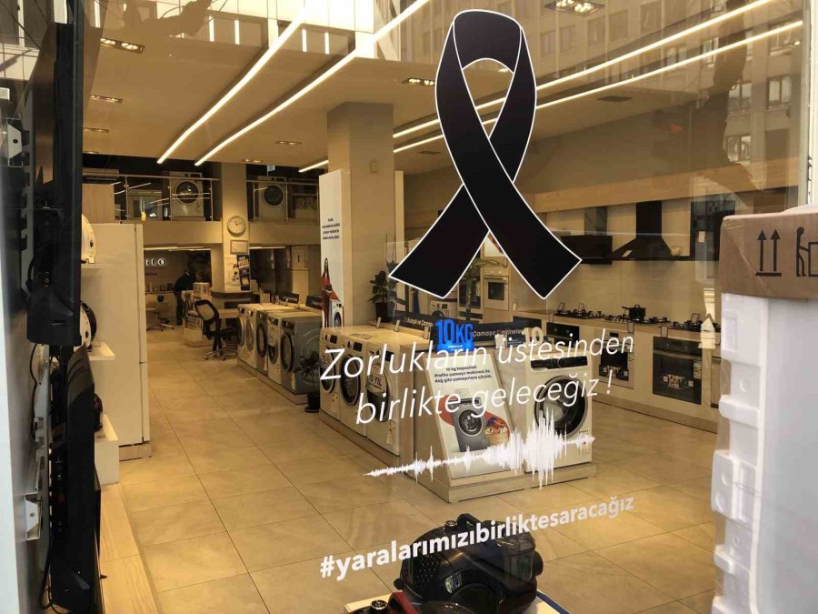 Eskişehir’de Esnaf ’asrın Felaketi’ Nedeniyle Camlarına Siyah Kurdele Yapıştırdı