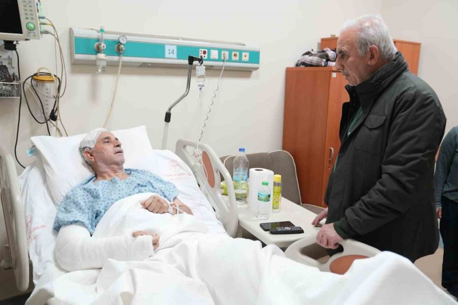 Ümraniye Belediye Başkanı İsmet Yıldırım Depremzedeleri Hastanede Ziyaret Etti