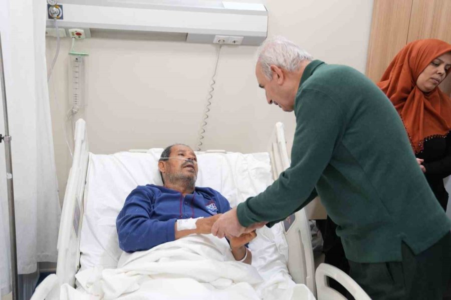 Ümraniye Belediye Başkanı İsmet Yıldırım Depremzedeleri Hastanede Ziyaret Etti