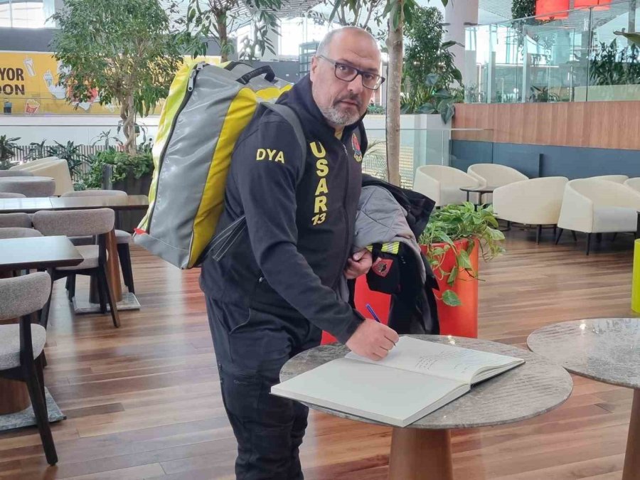 Bosnalı Arama Kurtarma Ekibinin Tercümanı Açıklama Yaparken Duygusal Anlar Yaşadı