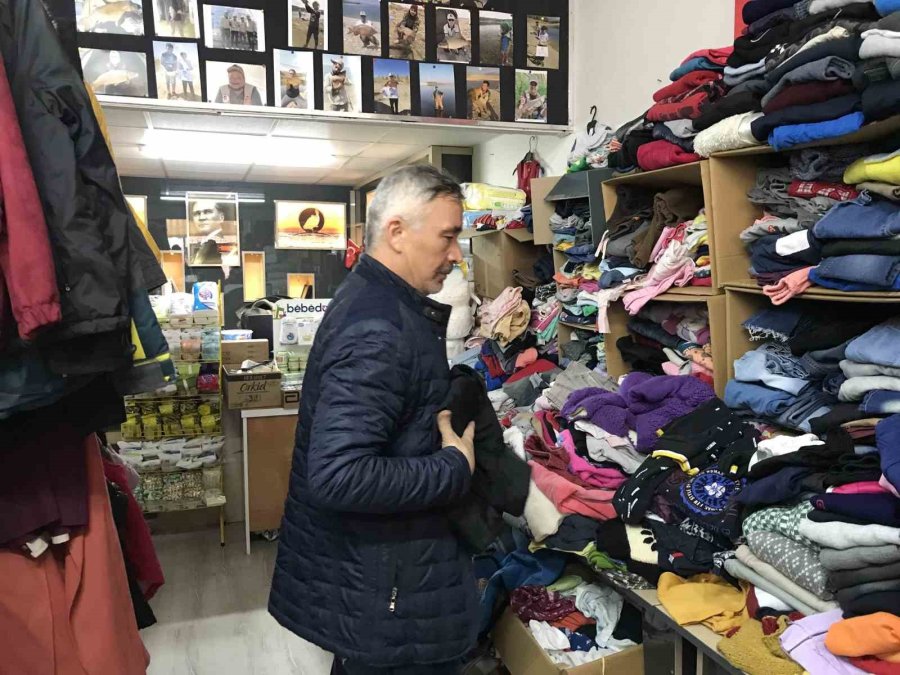 Acısını İçine Gömen Depremzede, Kendiyle Aynı Kaderi Paylaşanlara Yardım Etmek İçin Çalışıyor