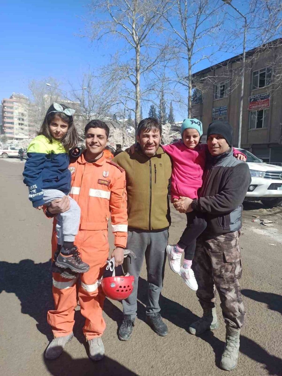 Enkazdan Sağ Kurtarılan Beren Dalkıran’ı Mehmetçik Ziyaret Etti