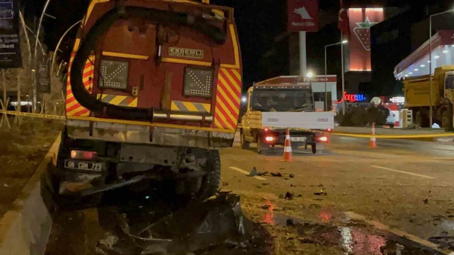 Ankara’da Sulama Tankerine Çarpan Otomobilin Sürücüsü Olay Yerinde Hayatını Kaybetti