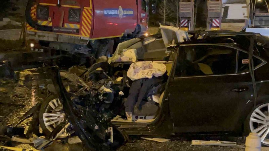 Ankara’da Sulama Tankerine Çarpan Otomobilin Sürücüsü Olay Yerinde Hayatını Kaybetti