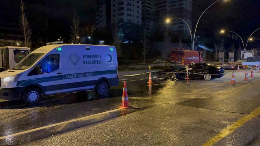Ankara’da Sulama Tankerine Çarpan Otomobilin Sürücüsü Olay Yerinde Hayatını Kaybetti