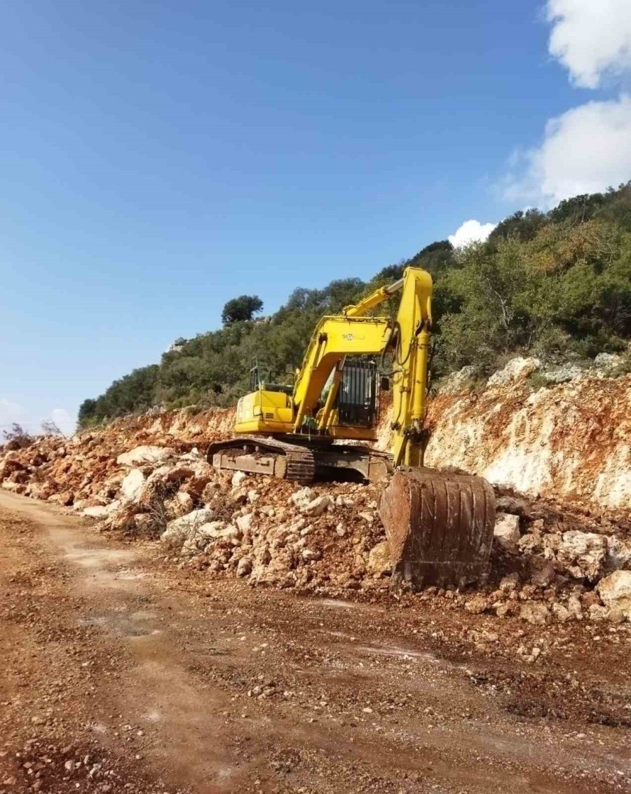 Kaş Bayındır Yolunda Genişletme Çalışması