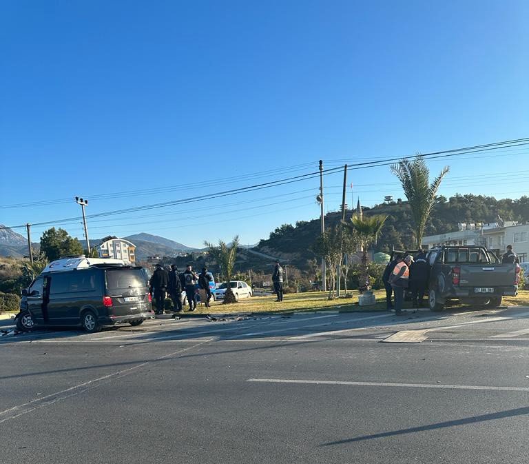 Alanya’da Kamyonetle Minibüs Çarpıştı: 4 Yaralı