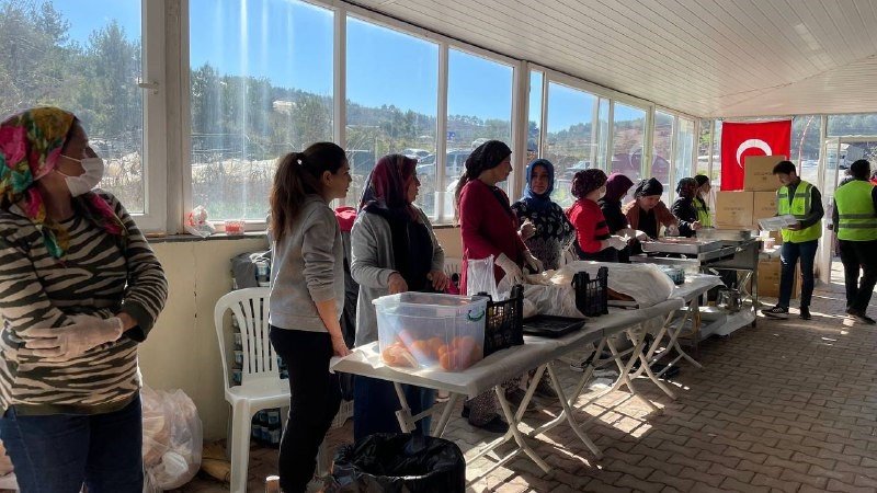 Köy Konağı Depremzedeler İçin Ücretsiz İkram Merkezine Dönüştürüldü