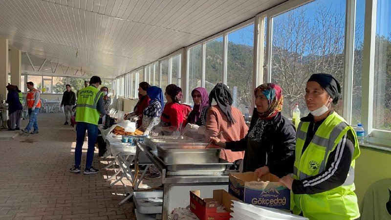 Köy Konağı Depremzedeler İçin Ücretsiz İkram Merkezine Dönüştürüldü