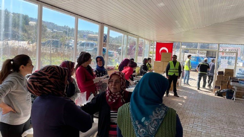 Köy Konağı Depremzedeler İçin Ücretsiz İkram Merkezine Dönüştürüldü