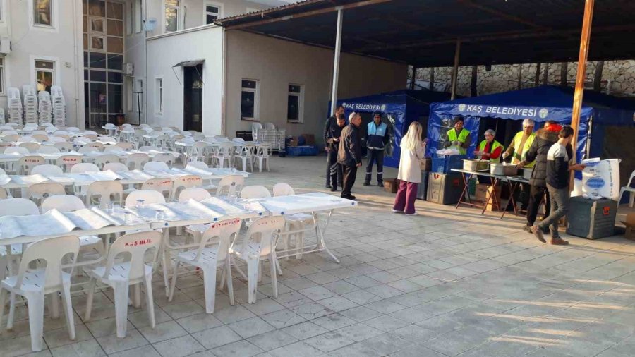 Kaş’ta Depremzedelere Sıcak Yemek Desteği