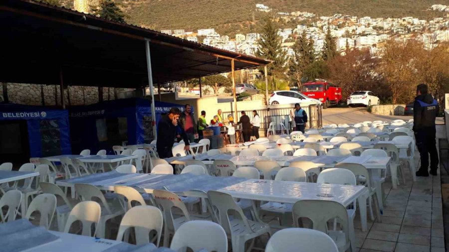 Kaş’ta Depremzedelere Sıcak Yemek Desteği