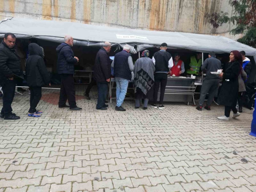 Kaş’ta Depremzedelere Sıcak Yemek Desteği