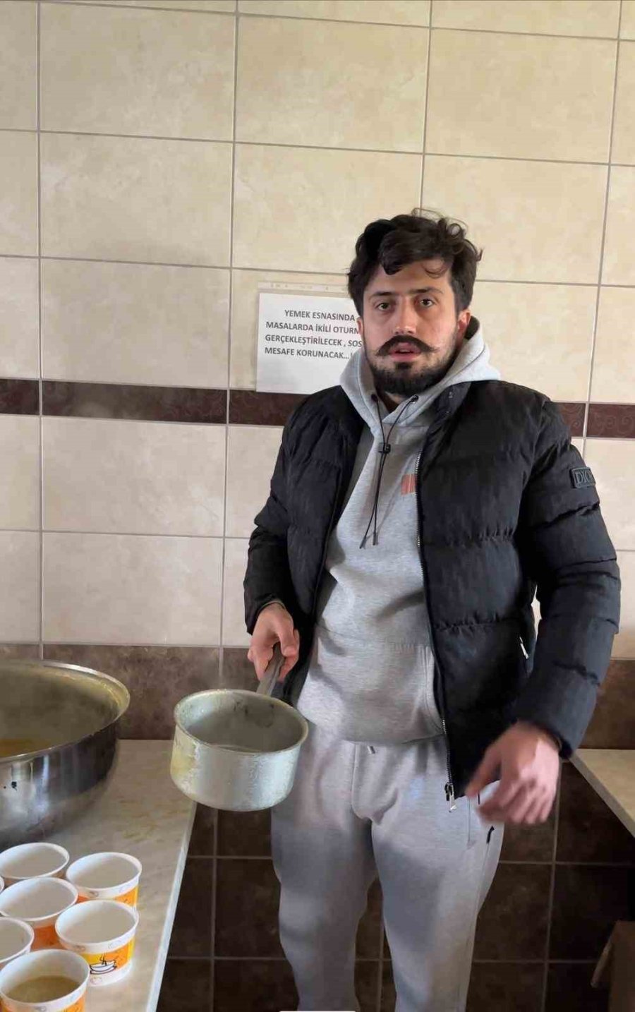 Ünlü Şef Can, 30 Kişilik Ekibiyle Depremzedelere Yemek Dağıttı