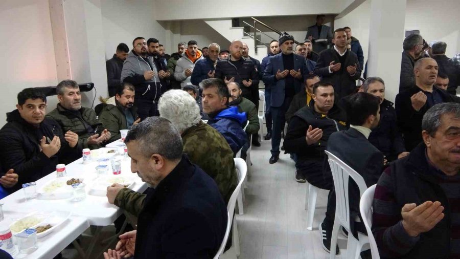 Pendik’te 30 Depremzede, Depremde Hayatını Kaybedenler İçin Düzenlenen Mevlide Katıldı