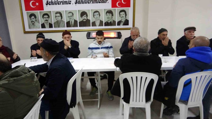 Pendik’te 30 Depremzede, Depremde Hayatını Kaybedenler İçin Düzenlenen Mevlide Katıldı