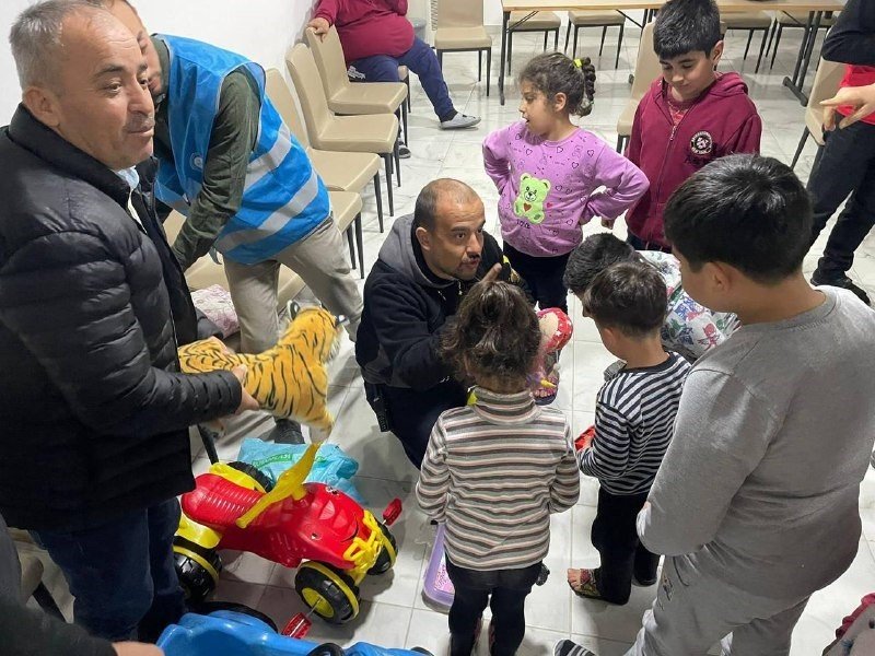 Depremzede Çocuklar İçin Topladığı Oyuncakların Dağıtımını Yaptı