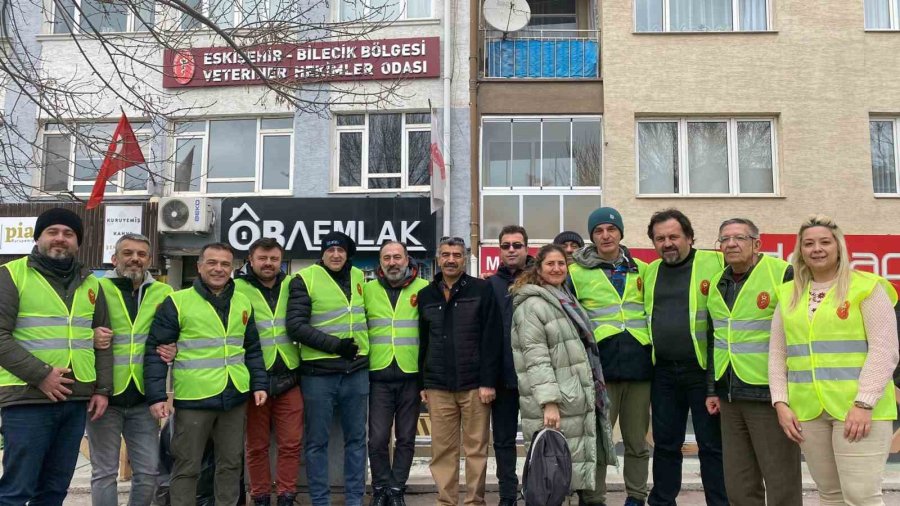 Veteriner Hekimler Deprem Bölgesini Yalnız Bırakmadı