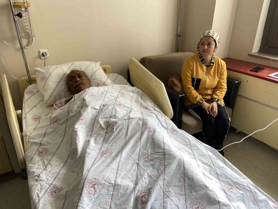 Depremden Sağ Kurtulan Kadın: "şiddetli Deprem Bizi Yataktan Attı"