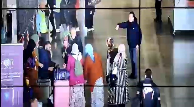 Soluk Borusuna Yemek Takılan Depremzedeyi ‘heimlich’ Manevrası Kurtardı