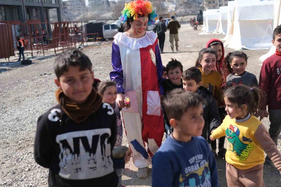 Depremi Yaşayan Çocuklara Moral Oldular
