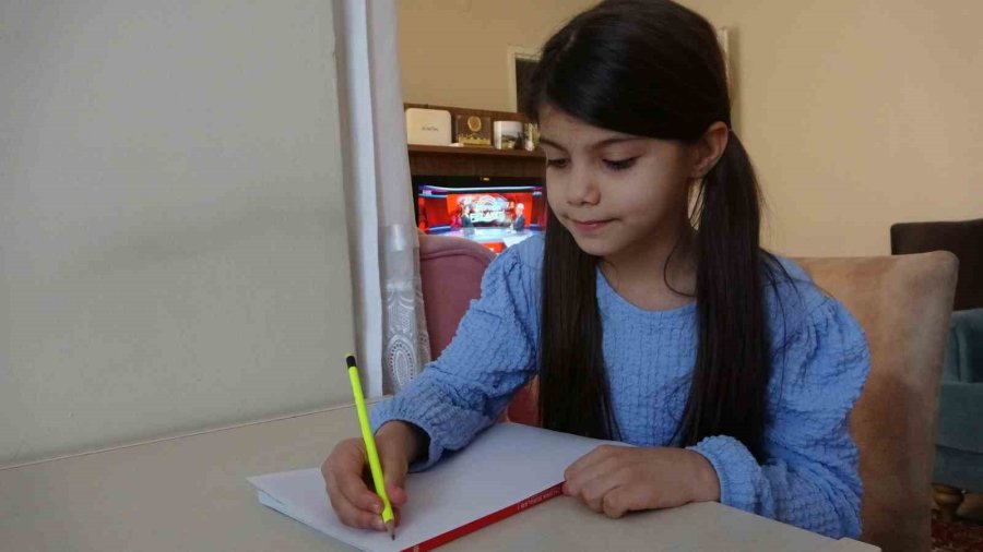 Hatice Nur O Notu Herkesten Habersiz Yazmış