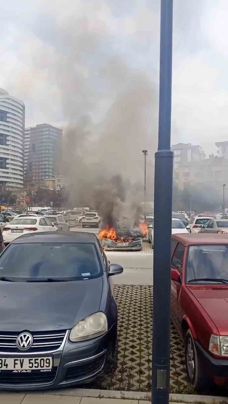 Kadiköy’de Hastane Otoparkında Otomobil Alev Alev Yandı