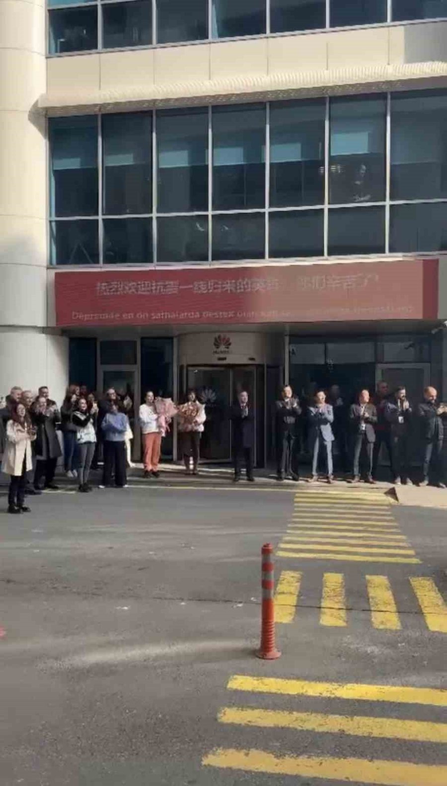 Huawei Çalışanları Çinli Arama Kurtarma Ekibini Alkışlarla Karşıladı