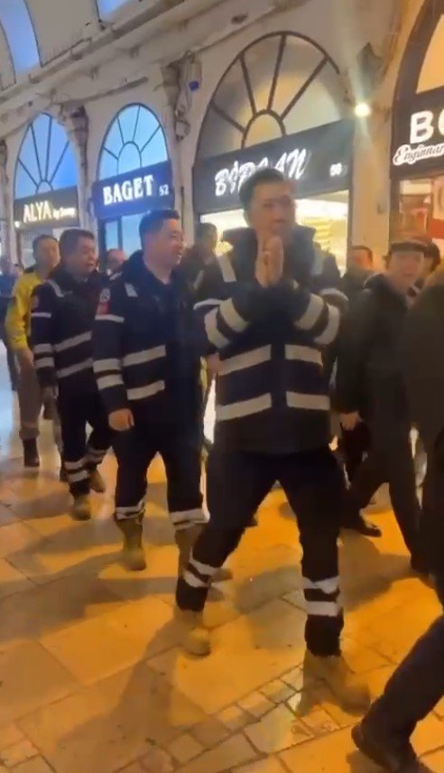 Kapalıçarşı Esnafı Çinli Arama Kurtarma Ekibini Alkışlarla Karşıladı