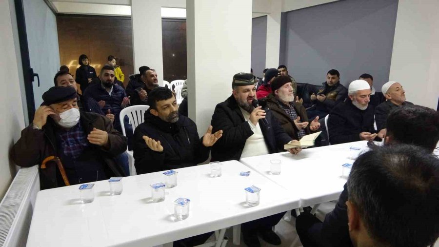 Pendik’te 30 Depremzede, Depremde Hayatını Kaybedenler İçin Düzenlenen Mevlide Katıldı