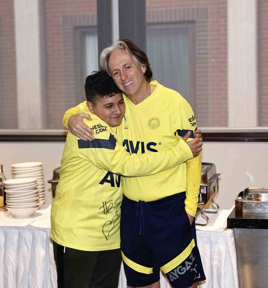 Enkazdan Kurtarılan Mehmet Akif Ağaç, Jorge Jesus Ve Futbolcularla Bir Araya Geldi