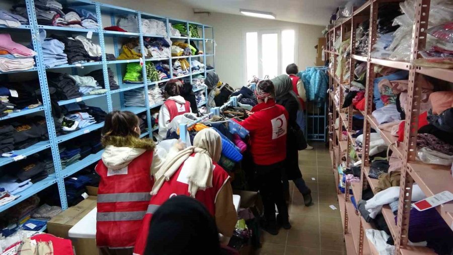 Kartal’a Gelen Depremzede Ailelere Kızılay’dan Yardım Eli