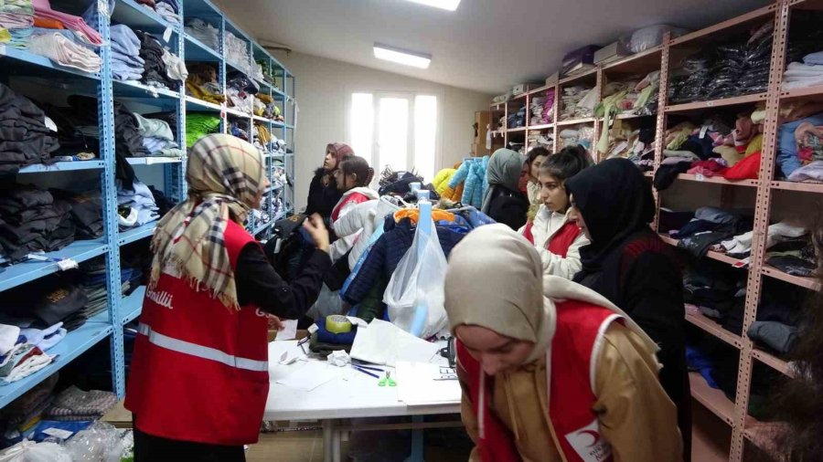 Kartal’a Gelen Depremzede Ailelere Kızılay’dan Yardım Eli