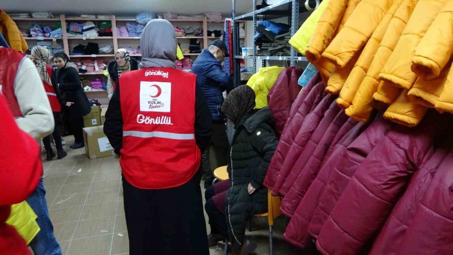 Kartal’a Gelen Depremzede Ailelere Kızılay’dan Yardım Eli