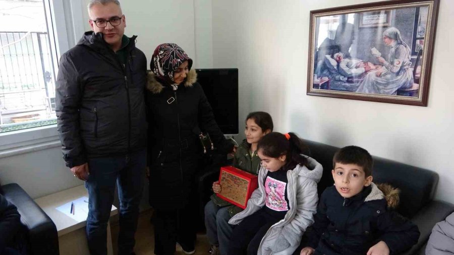 Kartal’a Gelen Depremzede Ailelere Kızılay’dan Yardım Eli