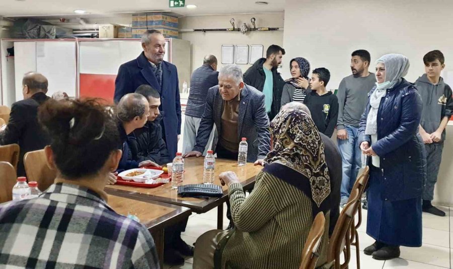 Başkan Büyükkılıç, Depremzedeleri Ziyaret Edip, Çocuklarla İlgilendi