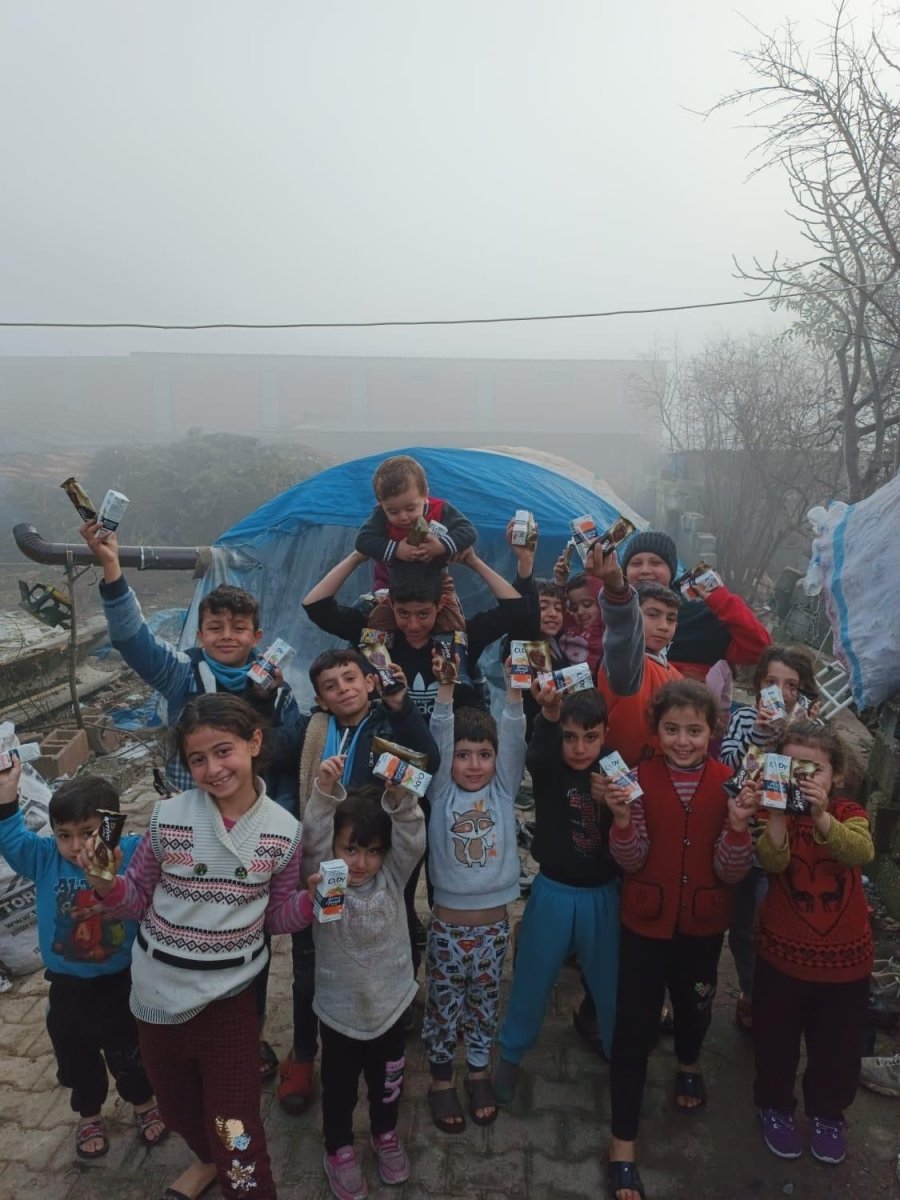 Ünlü Şef Can, 30 Kişilik Ekibiyle Depremzedelere Yemek Dağıttı