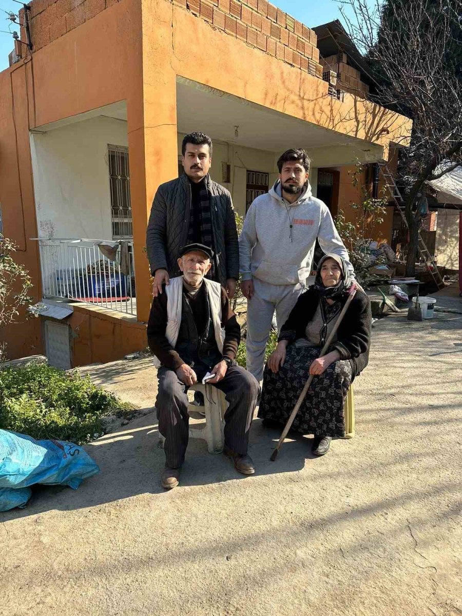 Ünlü Şef Can, 30 Kişilik Ekibiyle Depremzedelere Yemek Dağıttı