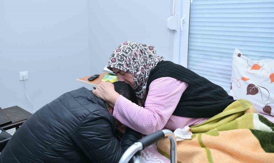 Tütüncü, Antalya’ya Gelen Depremzedeleri Ziyaret Etti