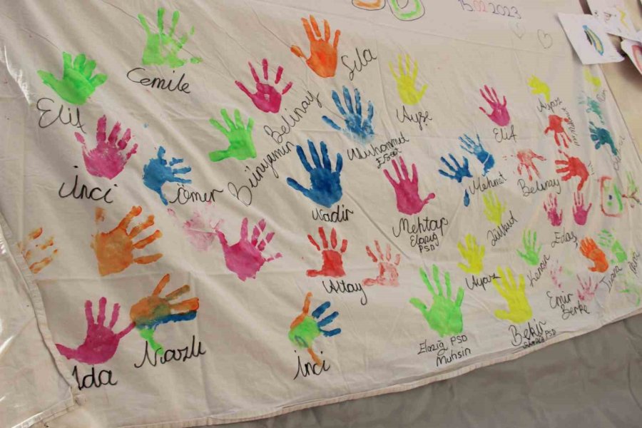 Kendi Oyuncaklarını Yazdıkları Notlarla Depremzede Çocuklara Gönderiyorlar