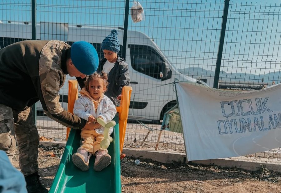 Mehmetçik Çocuklarla Yakından İlgilenmeye Devam Ediyor