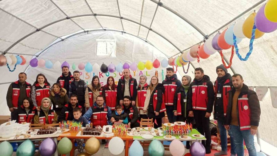 Enkazdan Kurtarılan Eymen’in Doğum Gününü Aile Ve Sosyal Hizmetler Bakanlığı Personeli Kutladı