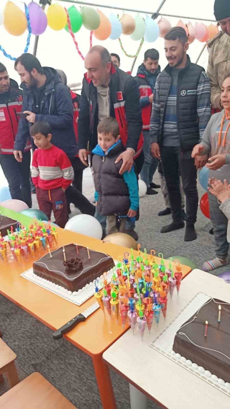 Enkazdan Kurtarılan Eymen’in Doğum Gününü Aile Ve Sosyal Hizmetler Bakanlığı Personeli Kutladı
