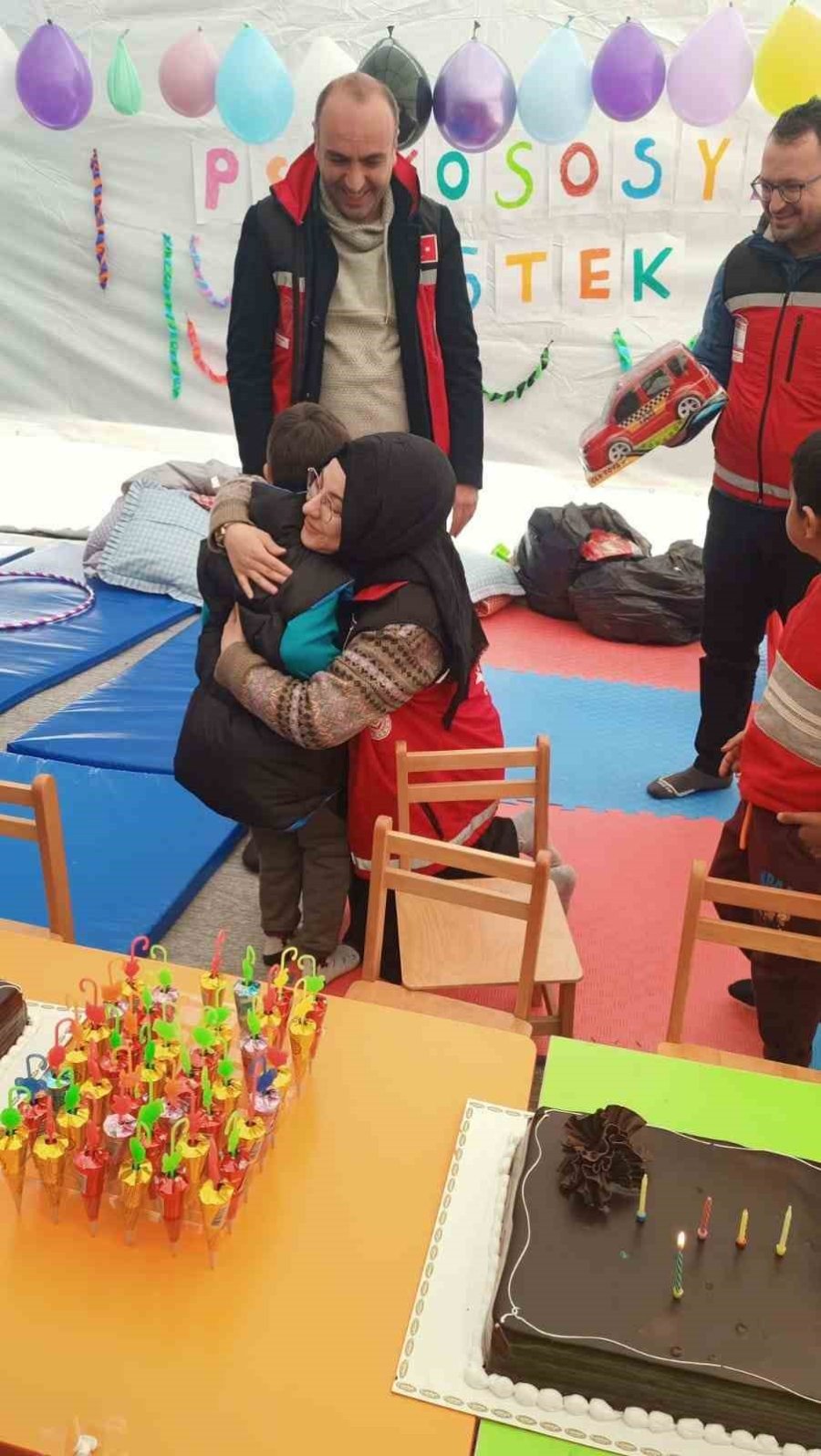 Enkazdan Kurtarılan Eymen’in Doğum Gününü Aile Ve Sosyal Hizmetler Bakanlığı Personeli Kutladı