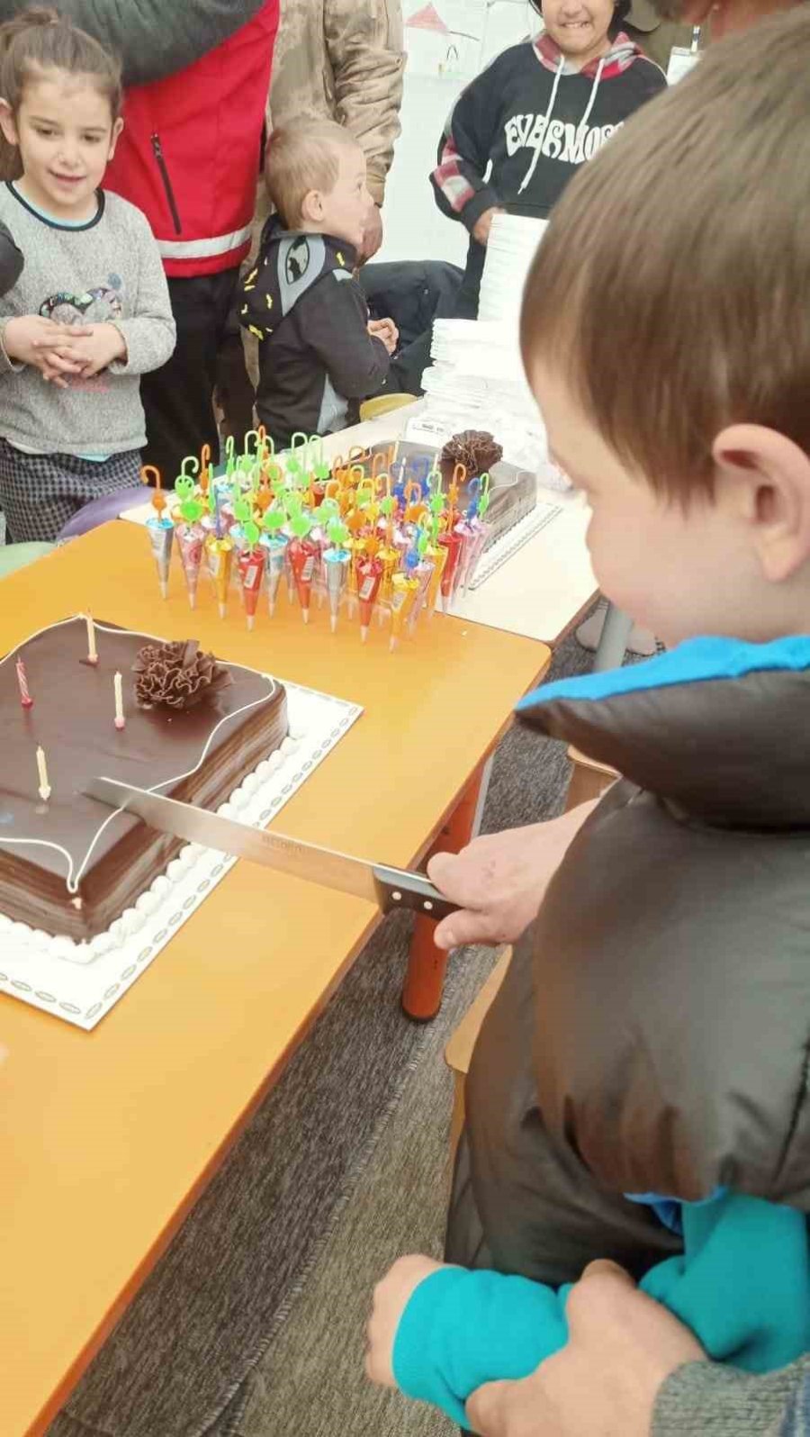 Enkazdan Kurtarılan Eymen’in Doğum Gününü Aile Ve Sosyal Hizmetler Bakanlığı Personeli Kutladı